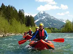 Modernes Wildwasser Schlauchboot beim Rafting auf der Iller