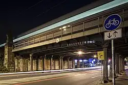 Eisenbahnbrücke der Hannöverschen Südbahn über den Altenbekener Damm, der an dieser Stelle in die Lindemannallee übergeht