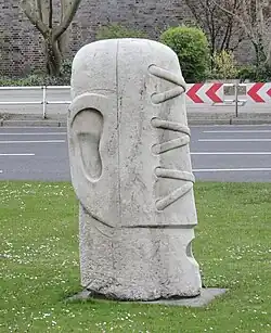 Zwei Köpfe: Großer verschnürter Kopf (1989), Berlin