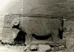 Grabstein mit dem Relief eines Widders auf dem ehemaligen muslimischen Friedhof, 1920er Jahre.