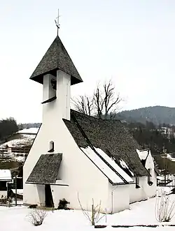 Kirche im Schnee, Frontansicht und Seitenansicht rechts