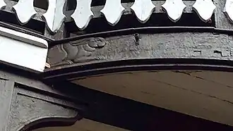 Geschnitzter Hase am Balkon