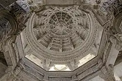 Kragkuppel eines Meghanadamandapa im Adinatha-Tempel von Ranakpur