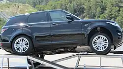 Range Rover Sport 5.0 Supercharged bei maximaler Achsverschränkung und starker Beanspruchung der Luftfederung