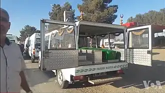 Särge wurden in Leichenwagen verstaut zum Abtransport[44]