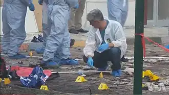 Mitarbeiter bei der Spurensicherung[44]