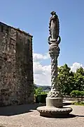 Rapperswil (SG) : Die Mariensäule aus Gusszement, ein Werk des Bildhauers Wilhelm Schwerzmann (1877–1966), zierte den Kirchhof an der Schweizerischen Landesausstellung 1914 in Bern. Sie steht links von der Liebfrauenkapelle bei der Stadtpfarrkirche St. Johann bzw. rechts vor der westlichen Ringmauer des Schlosses.
