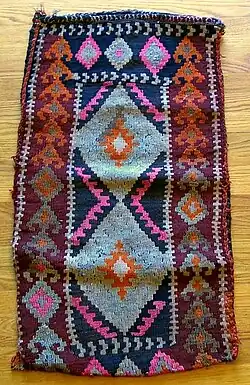 Linkes Bild: Südwestanatolischer Teppich mit leuchtenden, harmonischen Farben Rechtes Bild: Kurdische Zelttasche (Tschowal), ca. 1880, mit synthetischen Farben