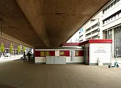 Bauwagen und Container der christlichen Suchthilfe unter der Hochstraße