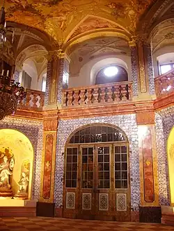 Zweistöckige Sala terrena mit Dekor aus Delfter Kacheln und Brunnen in Schloss Favorite bei Rastatt