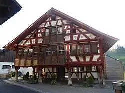 Die Gassenseite des alten Rathauses ist in dekorativem Riegelwerk erstellt.