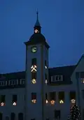 Das Rathaus von Freiberg in der Weihnachtszeit am Abend