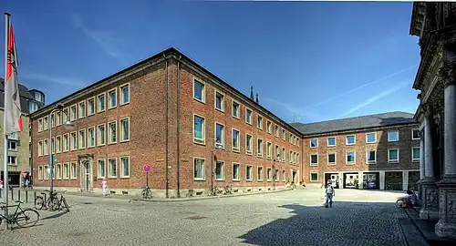 Spanischer Bau in der Innenstadt.[28]