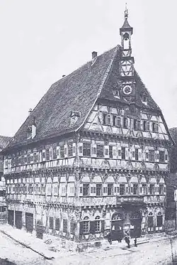 Um 1900 mit breiterem Balkon, Feuerwehrmagazin, Polizeiposten und Stadtwaage