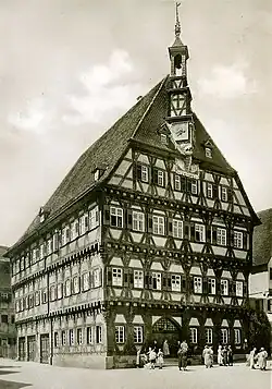 Nach der Sanierung von 1930 mit dezentralem Hauptportal und ohne Balkon