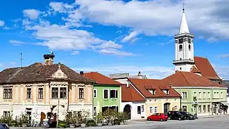 Der Hauptplatz mit der Katholischen Pfarrkirche