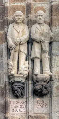 Hermann Heinrich Becker und Karl Marx (rechts), Statuen von Helmut Moos am Kölner Ratsturm (2010)