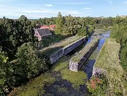 Luftbild der Rathmannsdorfer Schleuse. Zu sehen sind die zwei Schleusenkammern, die nicht mehr in Betrieb sind.