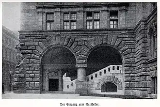 Eingang mit Bauplastiken von Georg Wrba