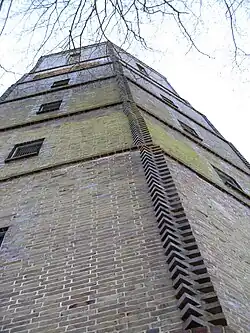 Die oktogonale Ummauerung stammt von 1935.