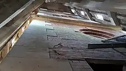 Blick von unten in den Zwischenraum zwischen innerem (alten) und äußerem (neuen) Turm