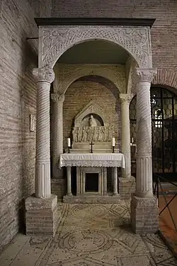Altar des Lokalheiligen Eleuchadius unter einem Ziborium mit gedrehten Säulenschäften und Reste des Mosaikfußbodens