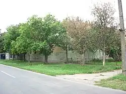 Gebäude in Ravni Topolovac (ehemaliger Kirchenplatz)