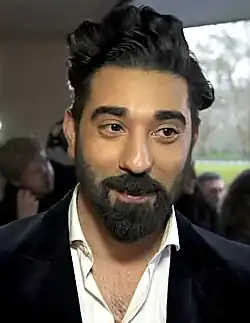 Ray Panthaki spielt Freeman und Vinette Robinson Carly