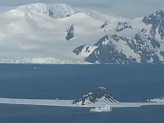 Blick von der Livingston-Insel über Half Moon Island hinweg auf den Razgrad&nbsp;Peak (Bildmitte), im Hintergrund der Momchil Peak