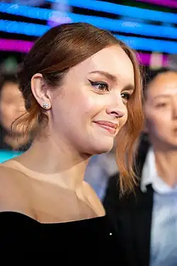 Olivia Cooke spielt Emma, Jack O’Connell spielt Jude