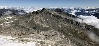 Realspitze (mittig). links vorn das Federbettkees, rechts vorn das Birglbergkar