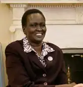 Rebecca Nyandeng De Mabior, Afrikanerin mit kurzem Haar in weißer Bluse und lila Strickjacke, 2006.
