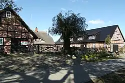 Ein historischer Dreiseithof auf der Halbinsel