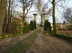 Auffahrt und Toranlage