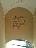Biblische Losung über der Treppe im Eingangsbereich