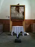 Orgel hinter Taufstein