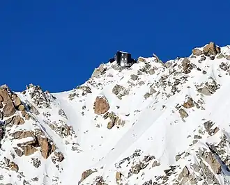 Das Refuge des Cosmiques vom Refuge des Grands Mulets (von Westen) aus gesehen