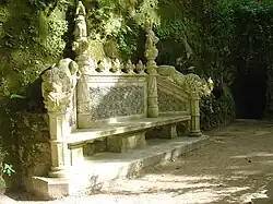 Bank zwischen dem See und der Loggia.