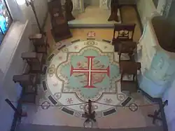 Der Boden: Das Kreuz des Christusordens über einer Armillarsphäre.