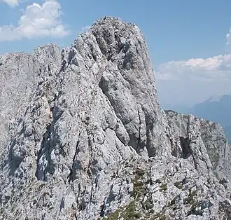 Gipfel der Regalmspitze aus Richtung Westen, links davon jeweils mit Gipfelkreuz die Westliche Hochgrubachspitze und dahinter die Ackerlspitze