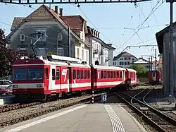 Der gleiche Triebwagen bei der Ausfahrt aus dem Bahnhof Saignelégier in Richtung Glovelier