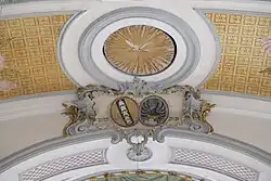 Chorbogen mit Wappen