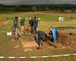 Ausgrabung im unteren Bereich des Festgeländes neben dem „Führerweg“ (links), 2022