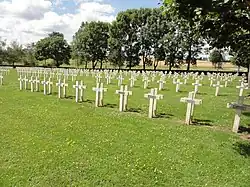 Nationalfriedhof (Nécropole) östlich des Dorfs