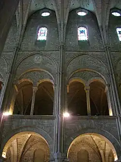 Langhaus mit romanischen und gotischen Elementen