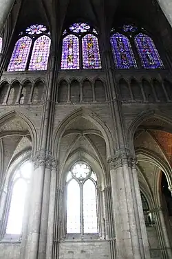 Dreiteiliger Wandaufriss mit fenster­losem Triforium (Kathedrale von Reims, Hochgotik ab 1211)