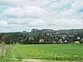 Blick vom Wolfsberg auf Reinhardtsdorf mit den Schrammsteinen im Hintergrund