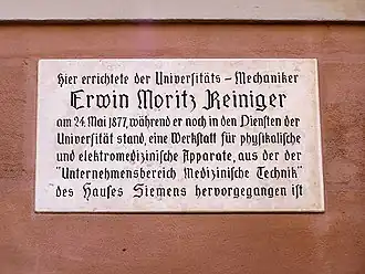 In diesem Haus am Schloßplatz befand sich die Werkstatt von Erwin Moritz Reiniger. Eine Gedenktafel erinnert an die Ursprünge der Medizintechnik in Erlangen