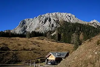 Reißkofel von Süden mit der Gregorihütte (einer Jagdhütte auf 1492 m)