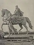 Seitenansicht des Reiterstandbilds